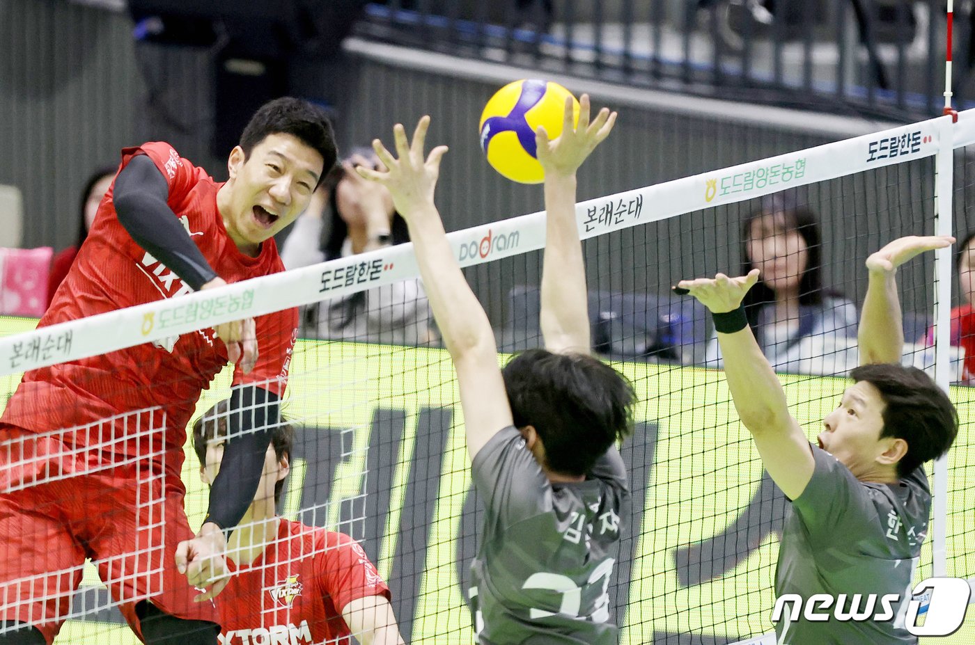 본문 이미지 - 한국전력의 신영석 (한국전력 배구단 제공) 2024.2.11/뉴스1 ⓒ News1 민경석 기자