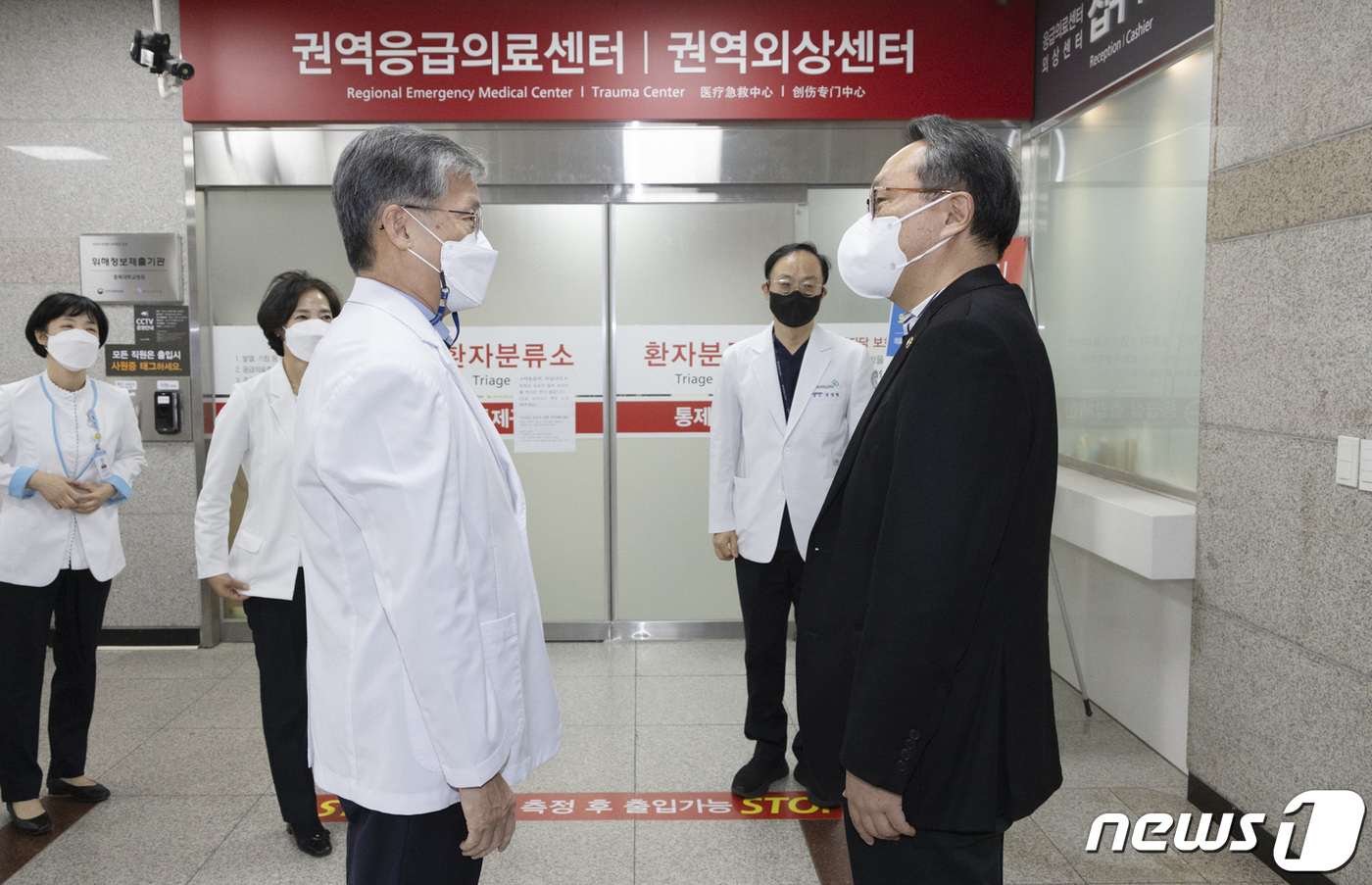 (서울=뉴스1) = 박민수 보건복지부 제2차관이 11일 설 연휴 응급진료체계를 점검하기 위해 충북대학교병원 응급실을 방문, 의료진을 격려하고 있다. (복지부 제공) 2024.2.1 …