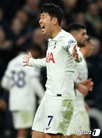본문 이미지 - 토트넘의 손흥민이 10일(현지시간) 영국 런던 토트넘 홋스퍼 스타디움에서 열린 EPL 브라이턴 앤드 호브 앨비언과 경기서 브레넌 존슨의 결승 골에 시즌 6번째 도움을 기록한 뒤 환호를 하고 있다. 2024.2.11 ⓒ AFP=뉴스1 