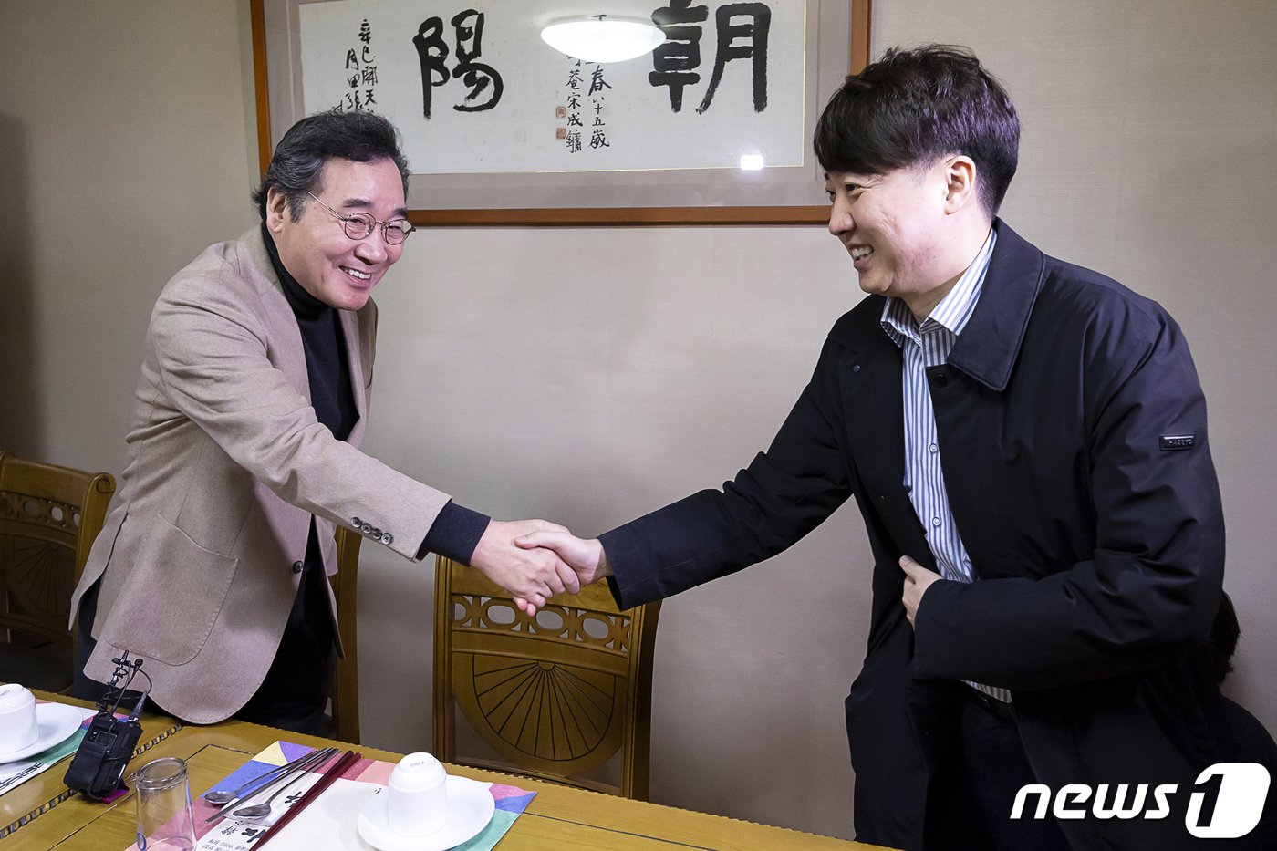 본문 이미지 - 이낙연(왼쪽)·이준석 개혁신당 공동대표가 11일 오후 서울 종로구의 한 식당에서 열린 '제1차 개혁신당 임시 지도부 회의'에서 악수를 하고 있다. 제3지대 4개 정치세력이 합당을 선언해 '빅텐트'를 꾸린 지 이틀 만에 열린 이번 회의에서는, 정식 지도부 구성과 공천관리위원장 인선 문제 및 합당 대회 일정 등에 대해 논의 할 것으로 관측된다.(공동취재) 2024.2.11/뉴스1 ⓒ News1 민경석 기자