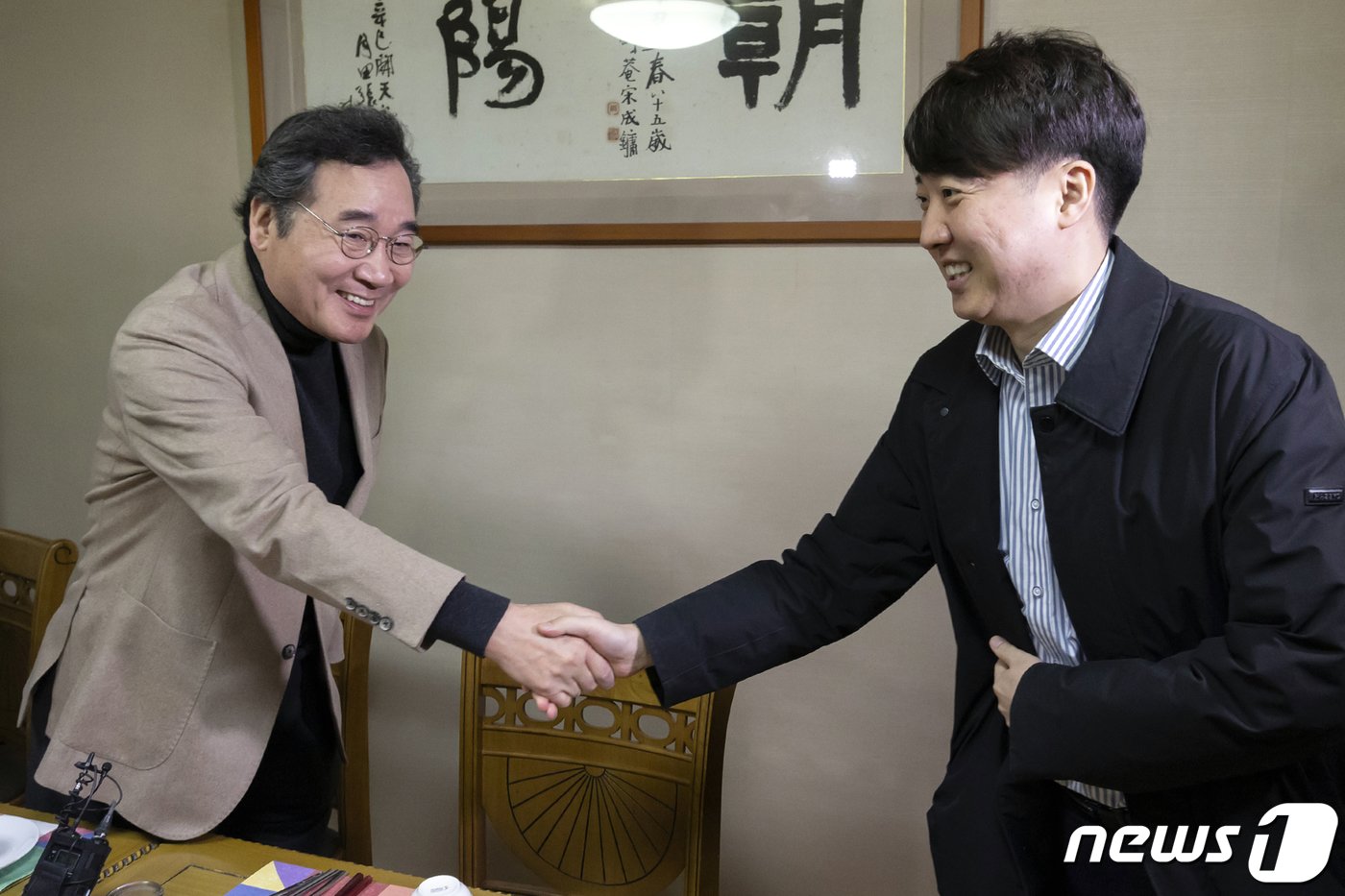 본문 이미지 - 이낙연(왼쪽)·이준석 개혁신당 공동대표가 11일 오후 서울 종로구의 한 식당에서 열린 '제1차 개혁신당 임시 지도부 회의'에서 악수를 하고 있다. 제3지대 4개 정치세력이 합당을 선언해 '빅텐트'를 꾸린 지 이틀 만에 열린 이번 회의에서는, 정식 지도부 구성과 공천관리위원장 인선 문제 및 합당 대회 일정 등에 대해 논의 할 것으로 관측된다.(공동취재) 2024.2.11/뉴스1 ⓒ News1 민경석 기자