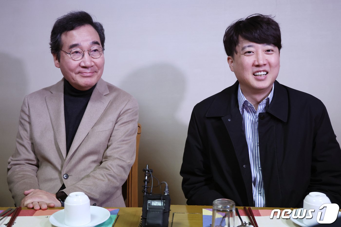 본문 이미지 - 이낙연·이준석 개혁신당 공동대표가 11일 오후 서울 종로구의 한 식당에서 열린 '제1차 개혁신당 임시 지도부 회의'에서 만나 나란히 앉아 있다. 제3지대 4개 정치세력이 합당을 선언해 '빅텐트'를 꾸린 지 이틀 만에 열린 이번 회의에서는, 정식 지도부 구성과 공천관리위원장 인선 문제 및 합당 대회 일정 등에 대해 논의 할 것으로 관측된다. 2024.2.11/뉴스1 ⓒ News1 민경석 기자