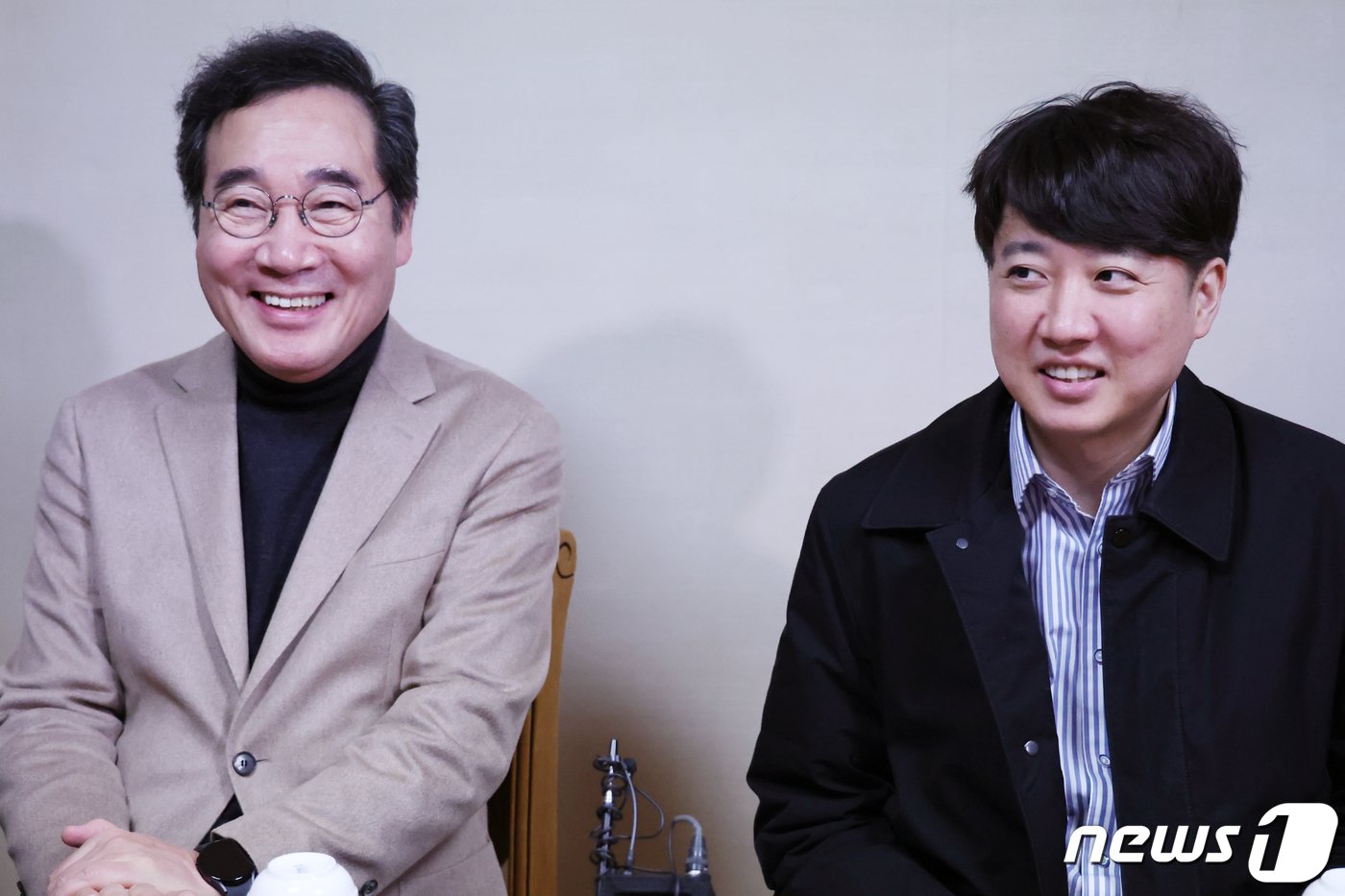 본문 이미지 - 이낙연(왼쪽)·이준석 개혁신당 공동대표가 11일 오후 서울 종로구의 한 식당에서 열린 '제1차 개혁신당 임시 지도부 회의'에서 만나 환하게 웃고 있다. 2024.2.11/뉴스1 ⓒ News1 민경석 기자