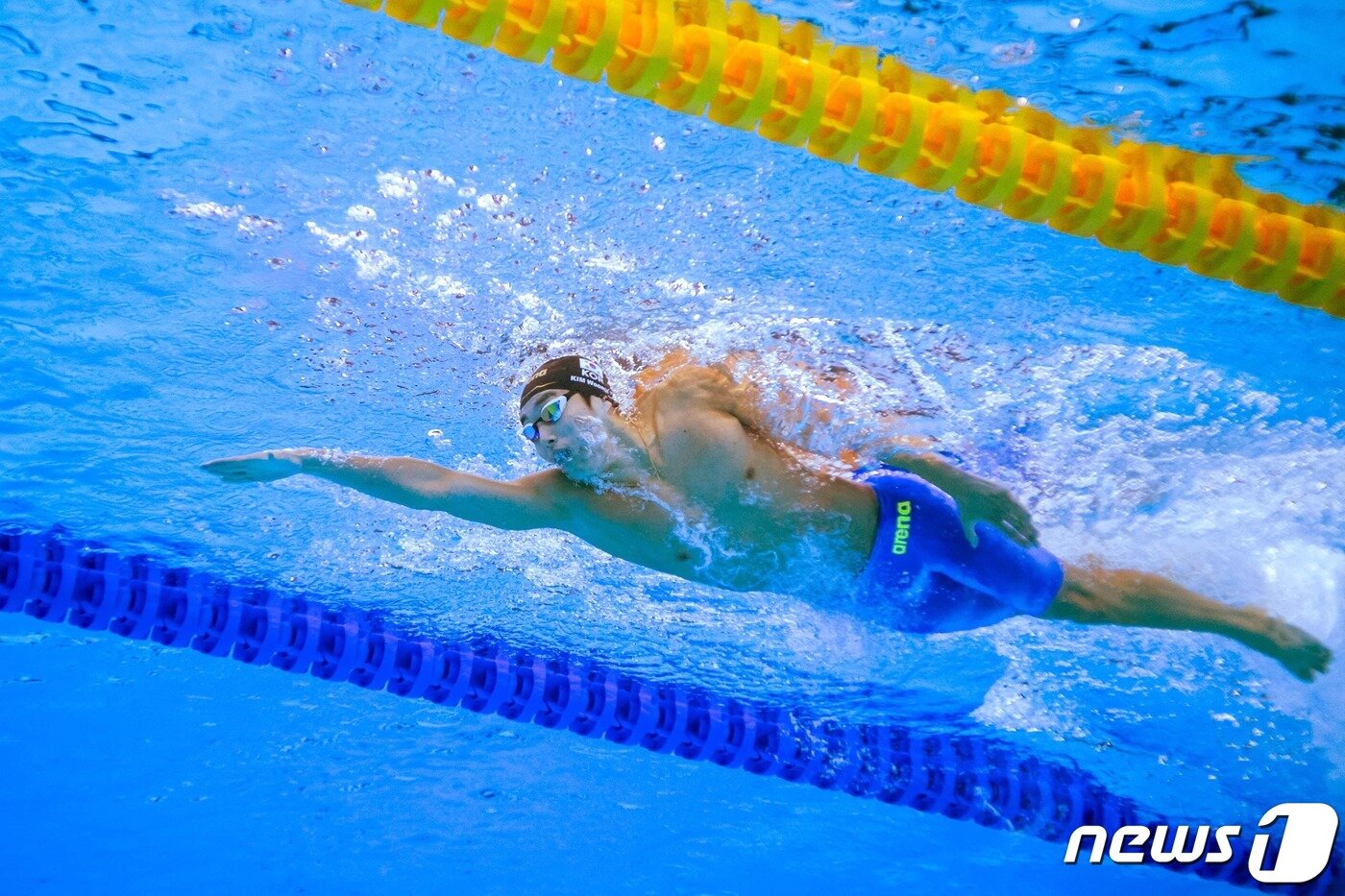 본문 이미지 - 대한민국 수영 경영의 중장거리 간판 김우민(강원도청)이 12일(한국시간) 카타르 도하 어스파이어돔에서 열린 2024 국제수영연맹 세계선수권대회 경영 남자 자유형 400m 결승에서 역영을 펼치고 있다. ⓒ AFP=뉴스1 ⓒ News1 김진환 기자