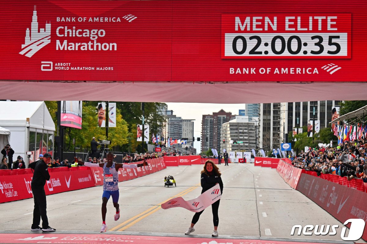 지난해 10월 8일 시카고 마라톤 대회에서 골인 지점을 통과하는 킵텀. 2시간 35초가 선명하다. © 로이터=뉴스1 © News1 박형기 기자