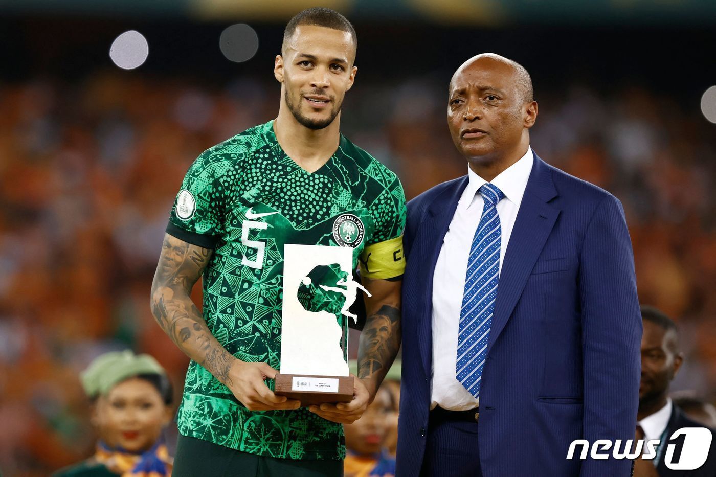 본문 이미지 - 윌리엄 트루스트 에콩(왼쪽)이 2023 아프리카 네이션스컵 최우수선수를 수상했다. ⓒ AFP=뉴스1