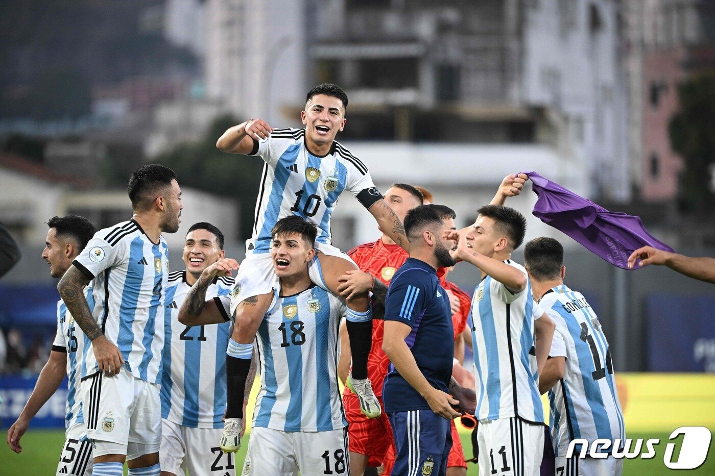 본문 이미지 - 아르헨티나 올림픽 축구 대표팀 선수들이 12일(한국시간) 열린 파리 올림픽 남미 지역 최종 예선에서 브라질을 꺾은 뒤 기뻐하고 있다. ⓒ AFP=뉴스1