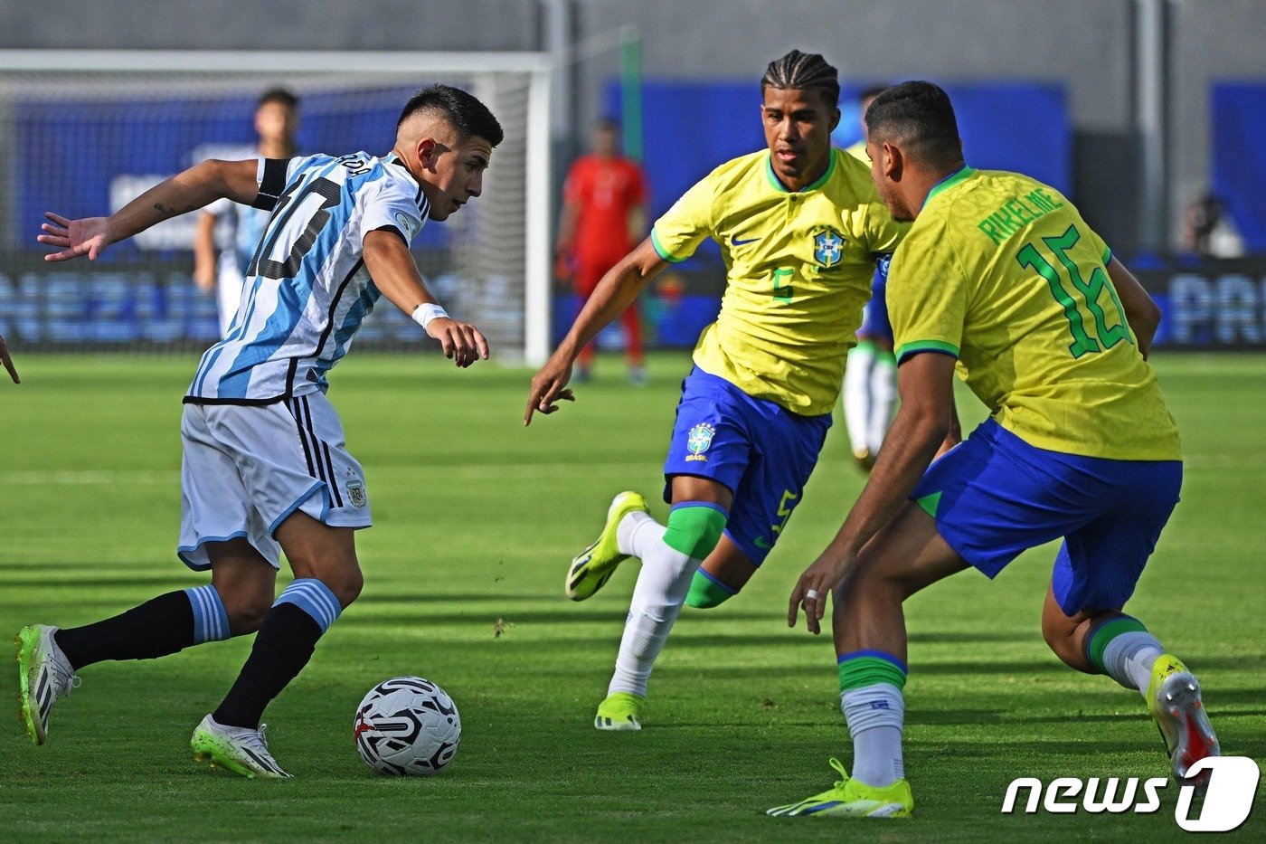 본문 이미지 - 최근 올림픽 남자축구 2연패를 달성한 브라질(오른쪽)은 2024 파리 대회 본선 진출에 실패했다. ⓒ AFP=뉴스1