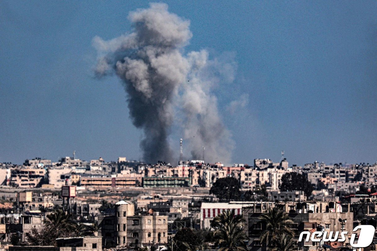 11일(현지시간) 팔레스타인 무장 정파 하마스와 전쟁 중인 이스라엘이 가자지구 라파에 대한 지상전을 예고한 가운데 대대적 포격을 가해 연기가 솟아 오르고 있다. 2024. 2. 12 © AFP=뉴스1 © News1 우동명 기자