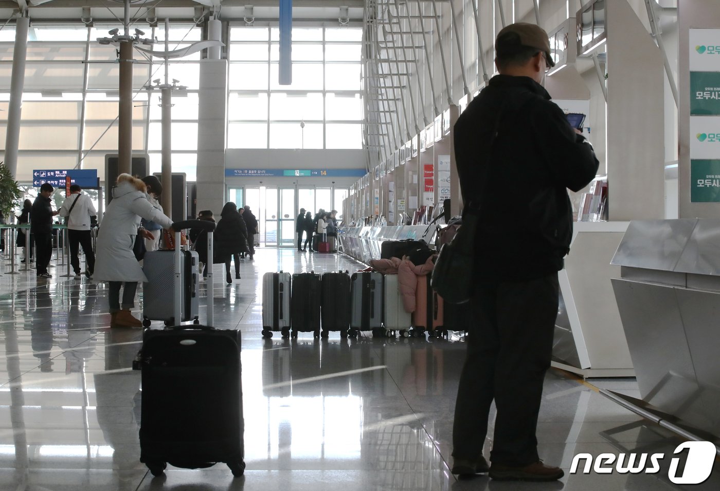 인천국제공항 출국장 여행사 카운터 앞에 여행객들의 캐리어가 놓여져 있다. /뉴스1 ⓒ News1 이광호 기자