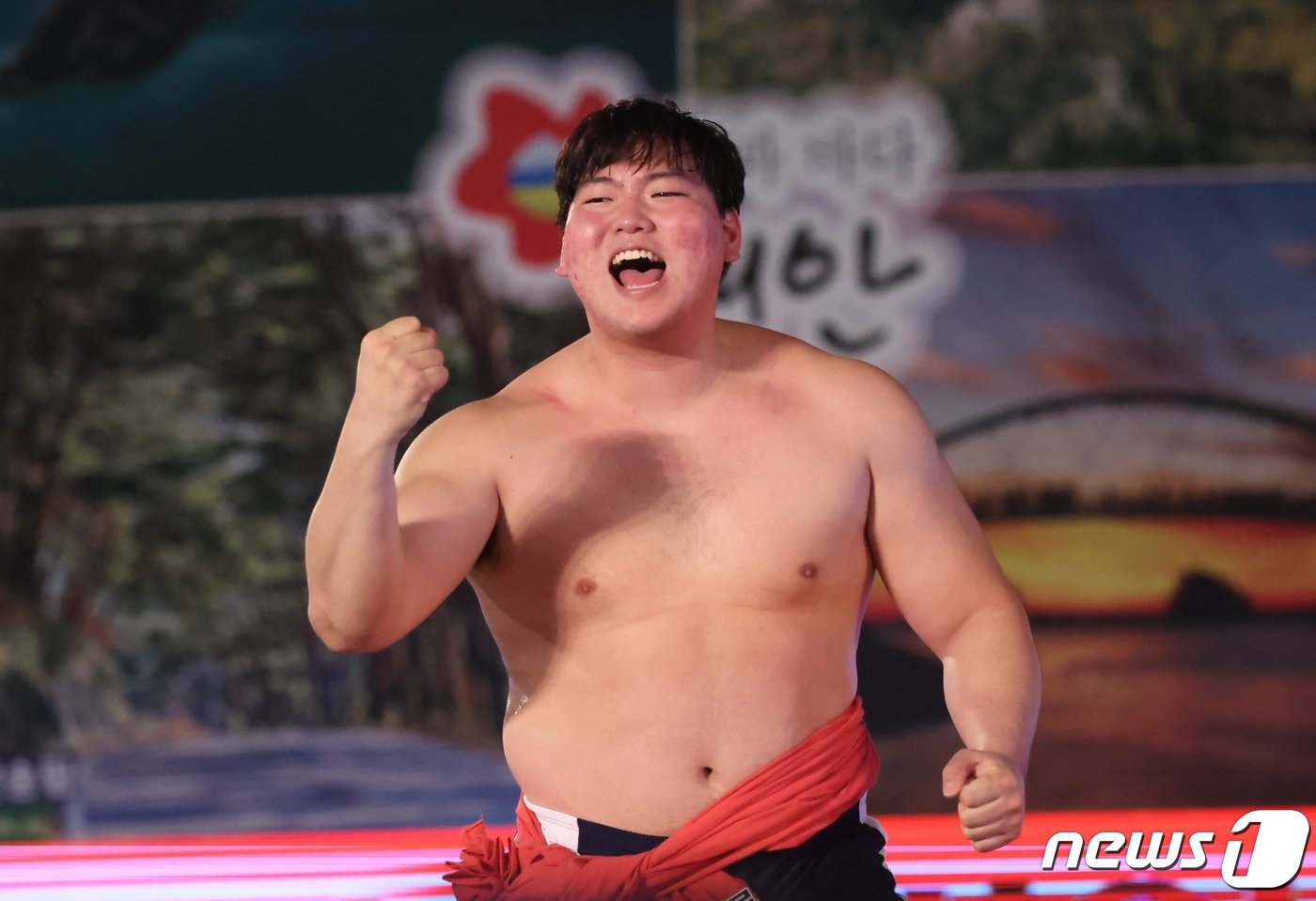 본문 이미지 - 최성민이 12일 충청남도 태안군 태안종합실내체육관에서 열린 ‘위더스제약 2024 태안설날장사씨름대회’ 백두장사(80kg이하) 결정전에서 승리한 후 기뻐하고 있다.(대한씨름협회 제공)