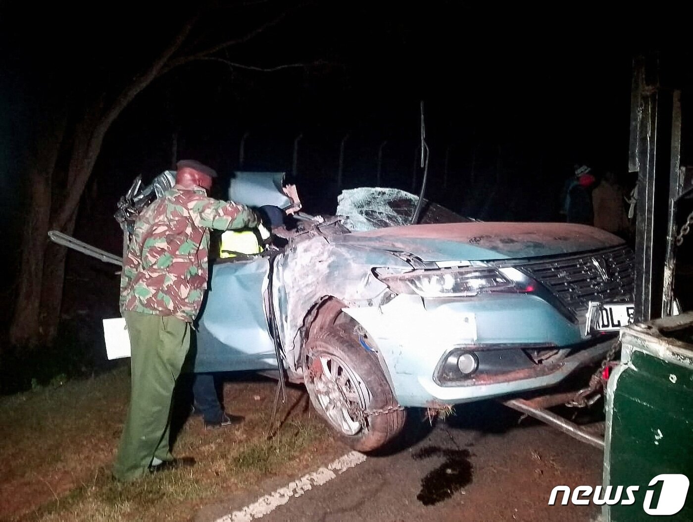 본문 이미지 - 경찰이 킵텀의 사고 차량을 살펴보고 있다. ⓒ 로이터=뉴스1 ⓒ News1 박형기 기자