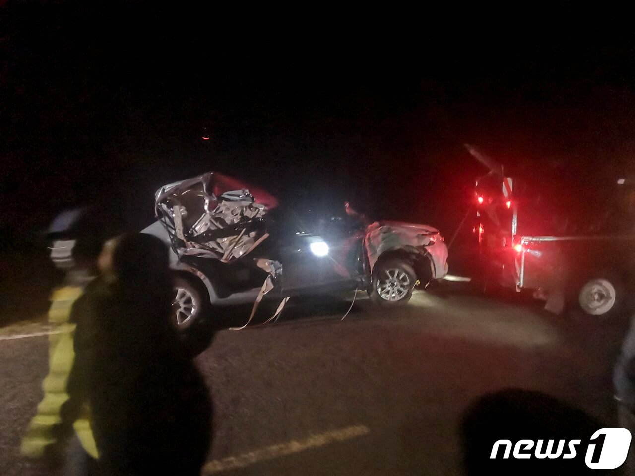 본문 이미지 - 견인되고 있는 사고 차량. ⓒ 로이터=뉴스1 ⓒ News1 박형기 기자