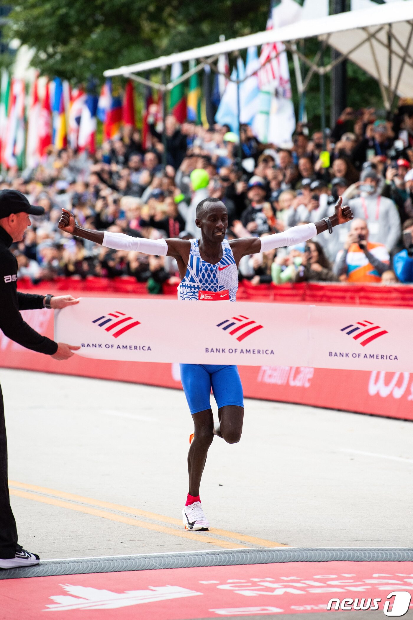 본문 이미지 - 지난해 10월 8일 시카고 마라톤 대회에서 결승선에 골인하고 있는 켈빈 킵텀. ⓒ 로이터=뉴스1 ⓒ News1 박형기 기자