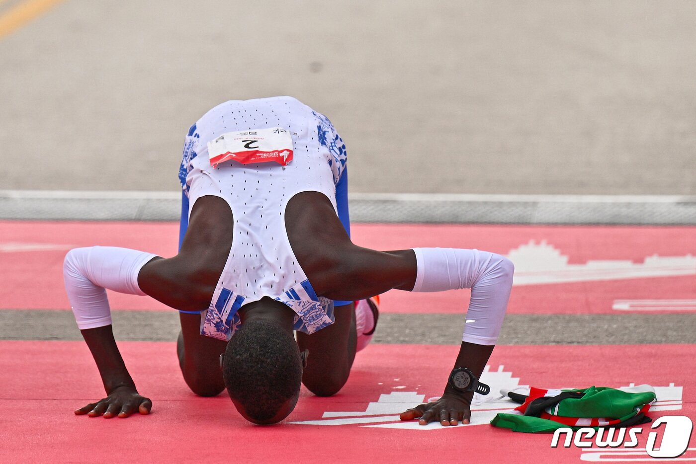 본문 이미지 - 킵텀이 우승 직후 땅에 입맞춤하고 있다. ⓒ 로이터=뉴스1 ⓒ News1 박형기 기자