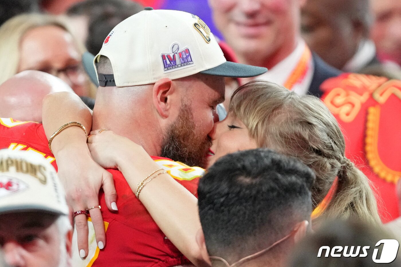 본문 이미지 - 미국 네바다주 라스베이거스에서 열린 제58회 슈퍼볼(미식축구 리그 NFL의 결승전)에서 캔자스시티 치프스 소속의 미식축구 선수 트래비스 켈시가 우승을 거둔 뒤 그의 연인이자 세계적인 팝스타 테일러 스위프트와 입을 맞추고 있다. 2024.02.11 ⓒ 로이터=뉴스1 ⓒ News1 정지윤 기자
