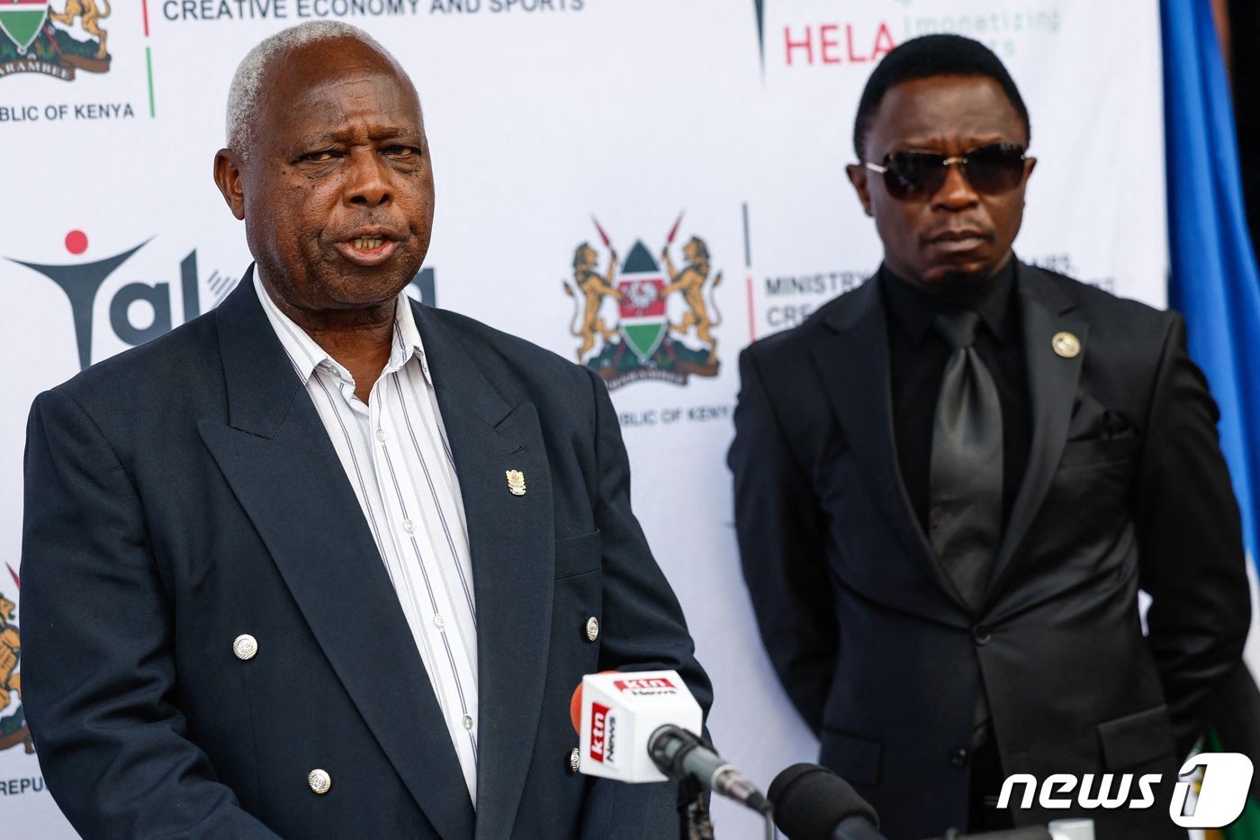 본문 이미지 - 12일(현지시간) 케냐 나이로비에서 잭슨 트웨이(좌) 케냐 육상연맹 회장이 켈빈 킵텀의 사망을 공식 발표하고 있다. ⓒ AFP=뉴스1 ⓒ News1 박형기 기자