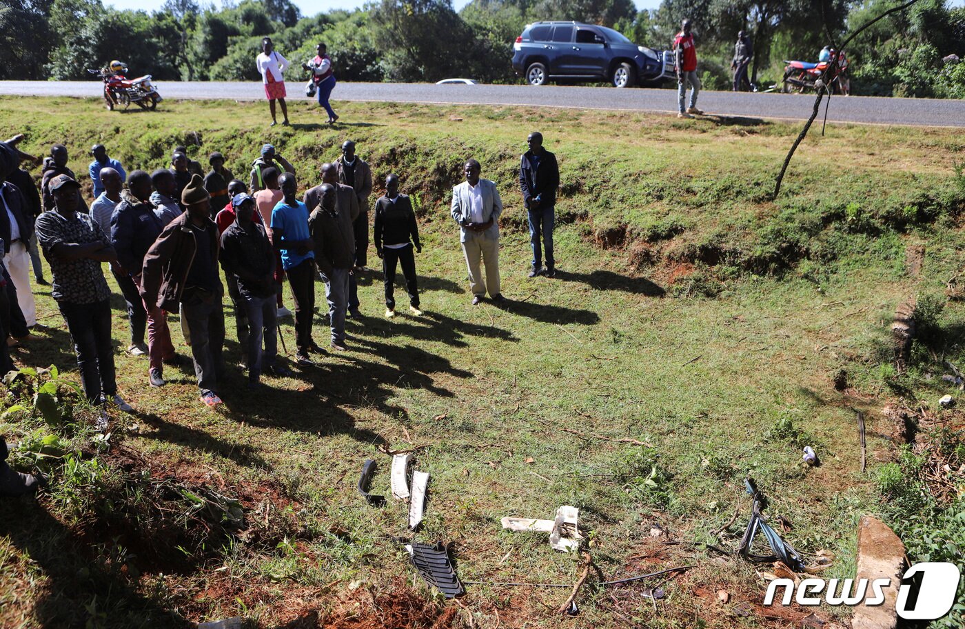 본문 이미지 - 12일(현지시간) 케냐에서 시민들이 킵텀의 교통사고 현장을 지켜보고 있다. ⓒ 로이터=뉴스1 ⓒ News1 박형기 기자