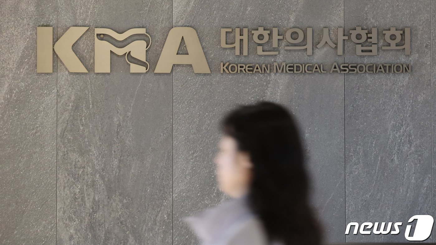 본문 이미지 - 정부의 의대증원에 반발한 전공의(인턴·레지던트)·의대생들이 증원 정책을 저지하기 위한 논의에 착수한 가운데 13일 서울 용산구 대한의사협회에 긴장감이 감돌고 있다. 2024.2.13/뉴스1 ⓒ News1 박지혜 기자