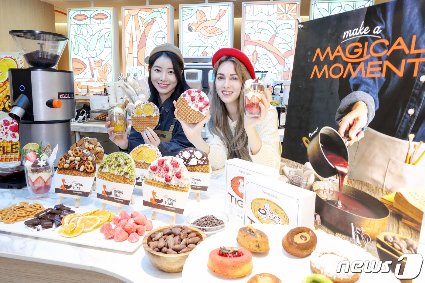 (서울=뉴스1) 민경석 기자 = 13일 오전 서울 송파구 수제 초콜릿 카페 '쇼콜라 팔레트'에서 모델들이 초콜릿을 이용한 음료와 디저트를 선보이고 있다.'쇼콜라 팔레트'에서는 쇼콜 …