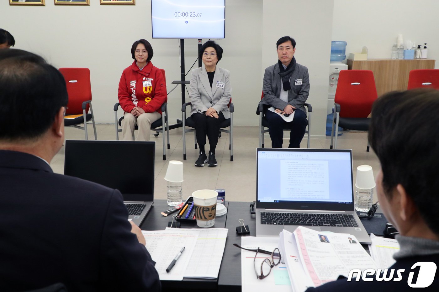 본문 이미지 - 4·10 총선 서울 중구 성동을에 지원한 예비 후보자 이영 전 중소기업벤처부 장관과 이혜훈 전 의원, 하태경 의원이 13일 오전 서울 여의도 국민의힘 중앙당사에서 공천심사를 위한 면접을 보고 있다.(공동취재) 2024.2.13/뉴스1 ⓒ News1 구윤성 기자