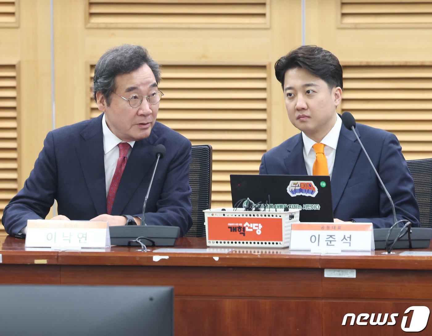 본문 이미지 - 이낙연·이준석 개혁신당 공동대표가 13일 서울 여의도 국회 의원회관에서 열린 개혁신당 최고위원회의에서 대화를 하고 있다. 2024.2.13/뉴스1 ⓒ News1 송원영 기자