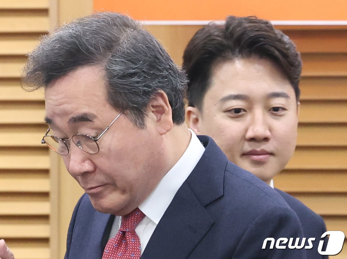 본문 이미지 - 이낙연·이준석 개혁신당 공동대표가 13일 서울 여의도 국회 의원회관에서 열린 개혁신당 최고위원회의에 참석하고 있다. 2024.2.13/뉴스1 ⓒ News1 송원영 기자