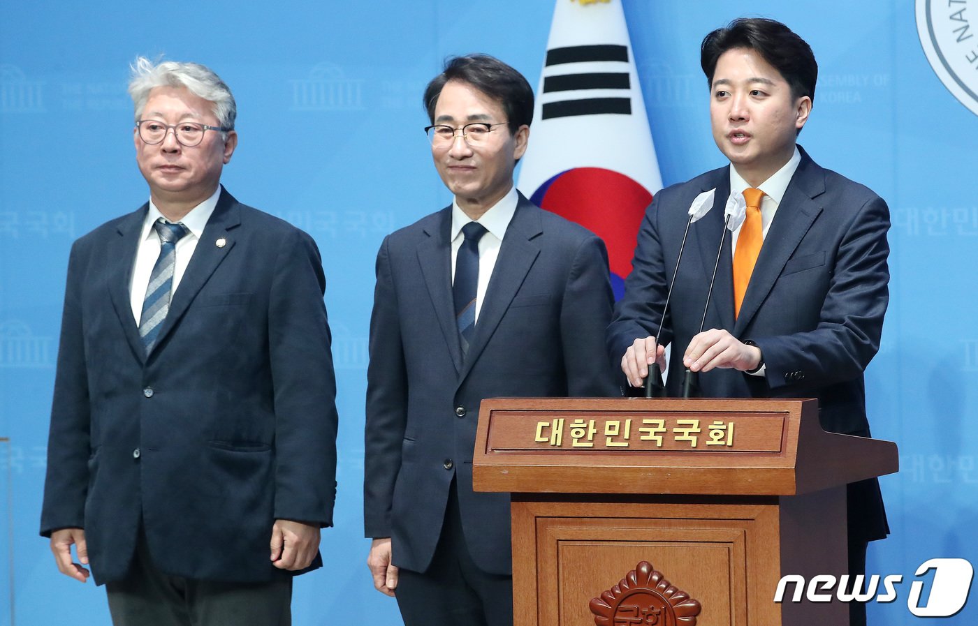 본문 이미지 - 이준석 개혁신당 공동대표가 13일 오전 서울 여의도 국회 소통관에서 제22대 국회의원선거(총선) 출마 선언 기자회견에 나선 조응천·이원욱 의원을 소개하고 있다. 2024.2.13/뉴스1 ⓒ News1 임세영 기자