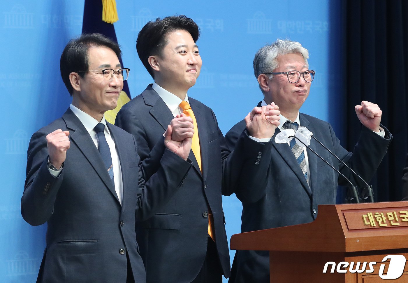 본문 이미지 - 이준석 개혁신당 공동대표(가운데)가 13일 오전 서울 여의도 국회 소통관에서 제22대 국회의원선거(총선) 출마 선언 기자회견에 나선 조응천(오른쪽)·이원욱 의원과 손을 잡고 기념촬영을 하고 있다. 2024.2.13/뉴스1 ⓒ News1 임세영 기자