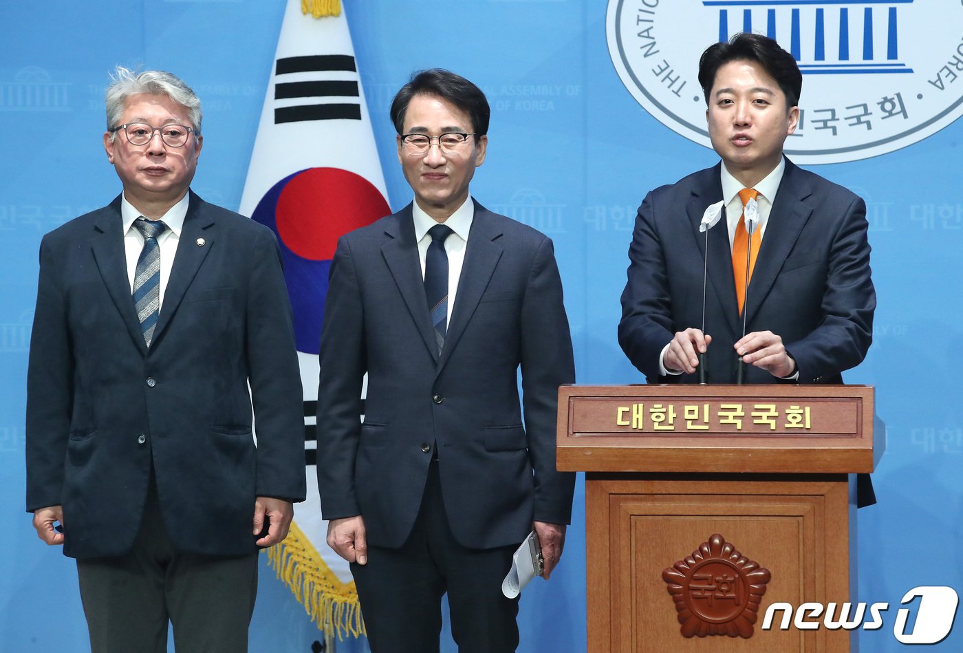 본문 이미지 - 이준석 개혁신당 공동대표가 13일 오전 서울 여의도 국회 소통관에서 제22대 국회의원선거(총선) 출마 선언 기자회견에 나선 조응천·이원욱 의원을 소개하고 있다. 2024.2.13/뉴스1 ⓒ News1 임세영 기자