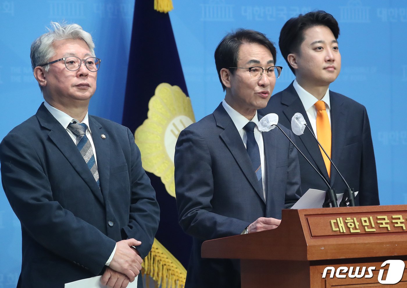 본문 이미지 - 이원욱 개혁신당 의원이 13일 오전 서울 여의도 국회 소통관에서 기자회견을 갖고 제22대 국회의원선거(총선) 출마 선언을 하고 있다. 왼쪽부터 조응천 개혁신당 최고위원, 이 의원, 이준석 공동대표. 2024.2.13/뉴스1 ⓒ News1 임세영 기자