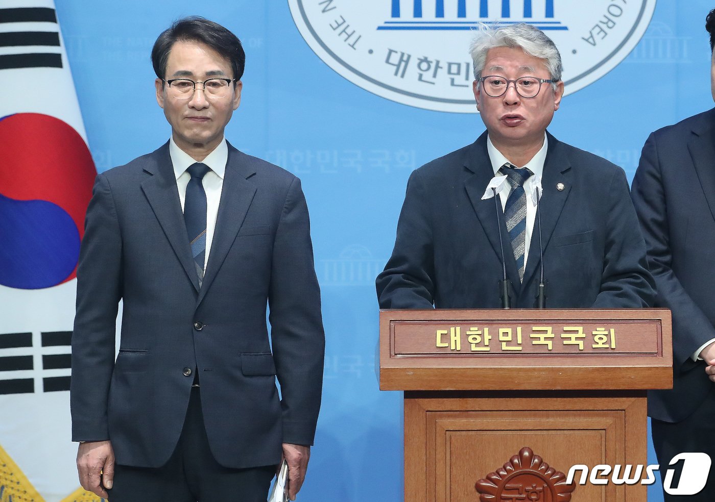 본문 이미지 - 조응천 개혁신당 최고위원이 13일 오전 서울 여의도 국회 소통관에서 기자회견을 갖고 제22대 국회의원선거(총선) 출마 선언을 하고 있다. 왼쪽부터 이원욱 개혁신당 의원, 조 최고위원, 2024.2.13/뉴스1 ⓒ News1 임세영 기자