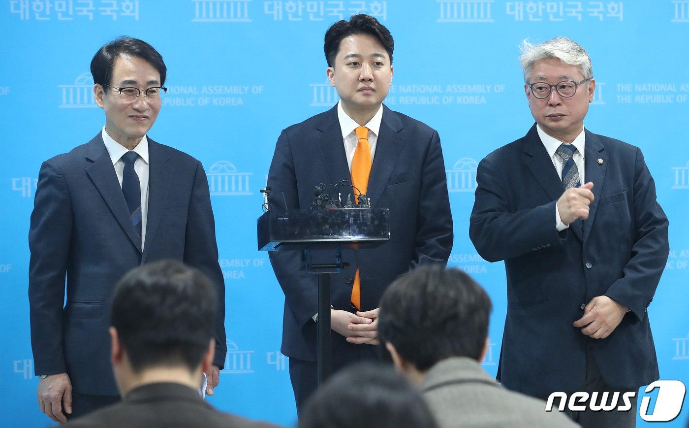 본문 이미지 - 이준석 개혁신당 공동대표와 조응천·이원욱 의원이 13일 오전 서울 여의도 국회 소통관에서 제22대 국회의원선거(총선) 출마 선언 기자회견을 마치고 취재진의 질문에 답하고 있다. 이원욱·조응천 의원은 각각 현 지역구인 경기 화성을과 남양주갑 출마를 선언했다. 2024.2.13/뉴스1 ⓒ News1 임세영 기자