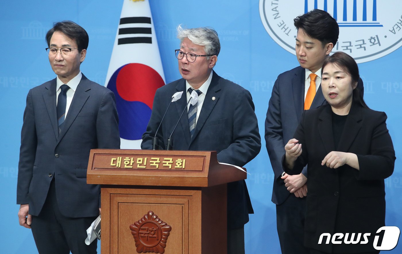 본문 이미지 - 조응천 개혁신당 최고위원이 13일 오전 서울 여의도 국회 소통관에서 기자회견을 갖고 제22대 국회의원선거(총선) 출마 선언을 하고 있다. 왼쪽부터 이원욱 개혁신당 의원, 조 최고위원, 이준석 공동대표. 2024.2.13/뉴스1 ⓒ News1 임세영 기자