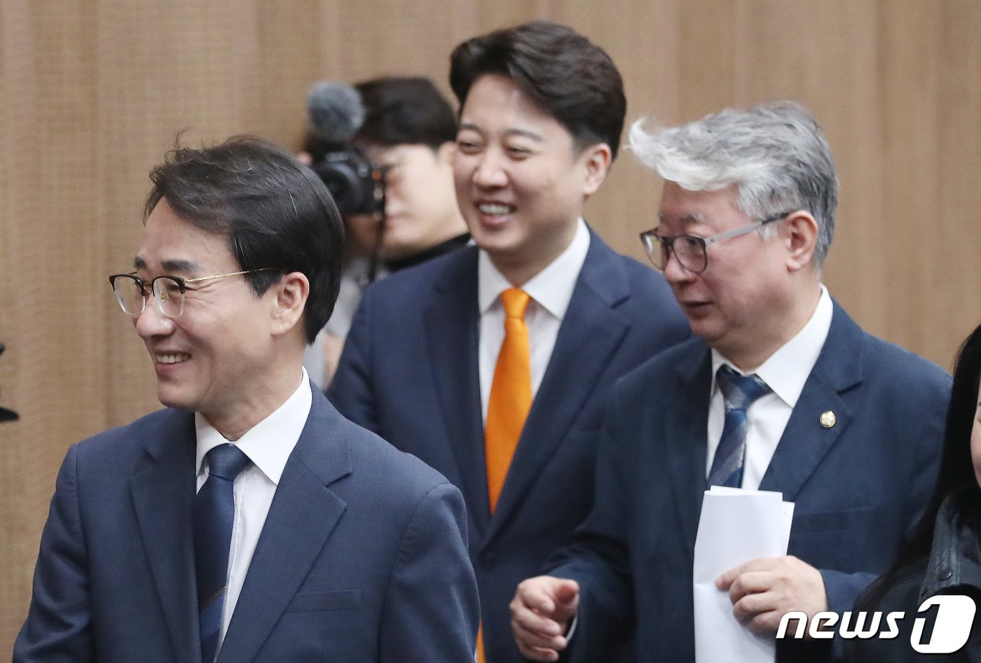 본문 이미지 - 이준석 개혁신당 공동대표와 조응천·이원욱 의원이 13일 오전 서울 여의도 국회 소통관에서 제22대 국회의원선거(총선) 출마 선언 기자회견을 마치고 이동하고 있다. 2024.2.13/뉴스1 ⓒ News1 임세영 기자