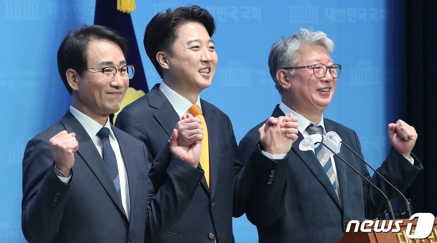 본문 이미지 - 이준석 개혁신당 공동대표(가운데)가 13일 오전 서울 여의도 국회 소통관에서 제22대 국회의원선거(총선) 출마 선언 기자회견에 나선 조응천(오른쪽)·이원욱 의원과 손을 잡고 기념촬영을 하고 있다. 2024.2.13 ⓒ 뉴스1 임세영 기자