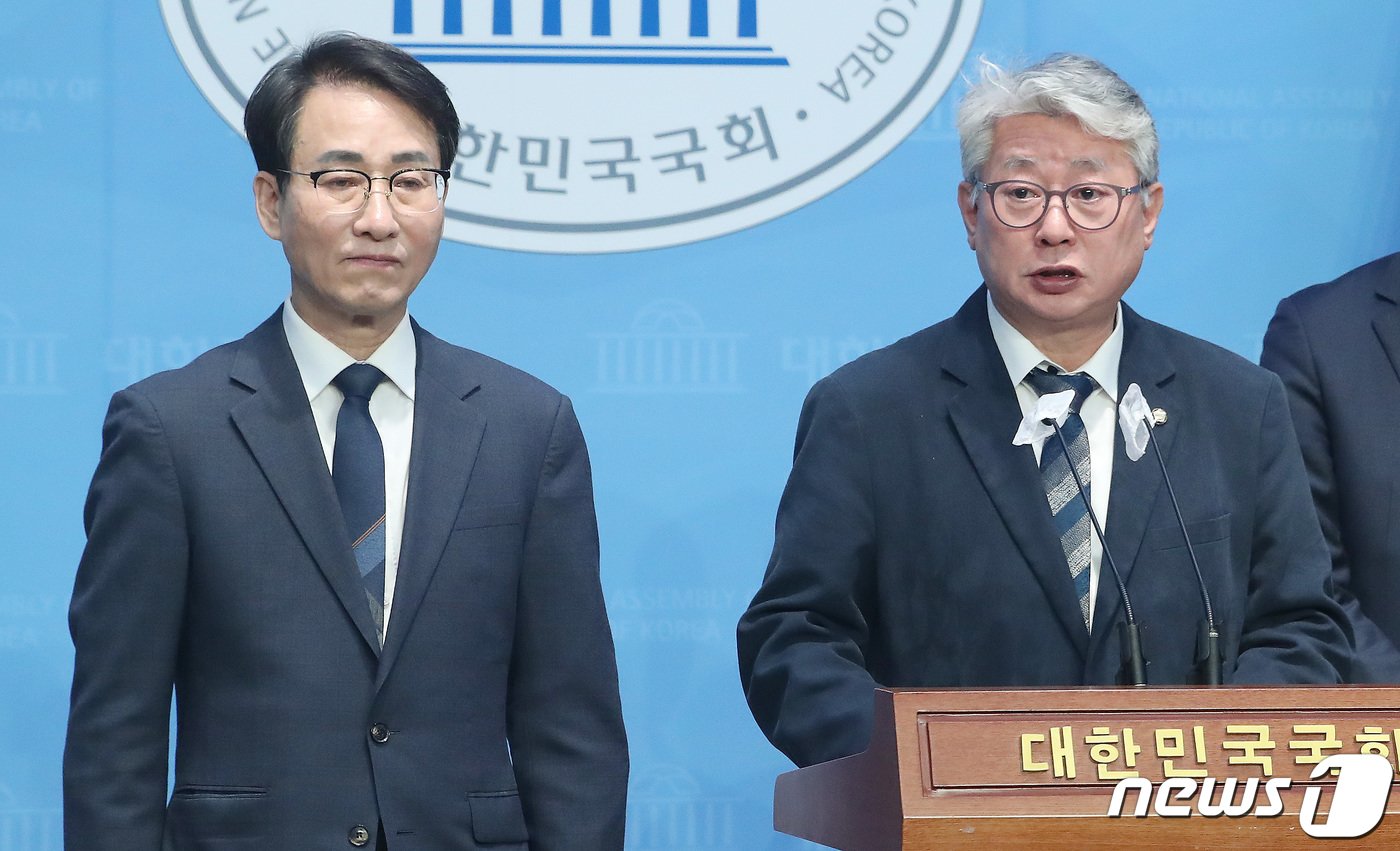 본문 이미지 - 조응천 개혁신당 최고위원이 13일 오전 서울 여의도 국회 소통관에서 기자회견을 갖고 제22대 국회의원선거(총선) 출마 선언을 하고 있다. 왼쪽부터 이원욱 개혁신당 의원, 조 최고위원. 2024.2.13/뉴스1 ⓒ News1 임세영 기자