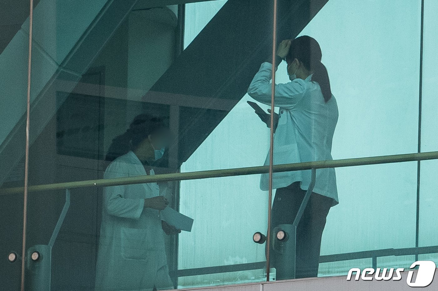 본문 이미지 - 13일 서울의 한 대형 종합병원에서 의료진이 발걸음을 옮기고 있다. 정부의 의대 증원에 반발하고 있는 대한전공의협의회는 전날밤 진행한 온라인 임시대의원총회에서 박단 회장을 제외한 나머지 집행부가 모두 사퇴, 비상대책위원회 체제로 전환하기로 했으며 파업 돌입 여부와 방식 등을 논의 했지만 결론을 내지못한 것으로 알려졌다. 2024.2.13/뉴스1 ⓒ News1 유승관 기자