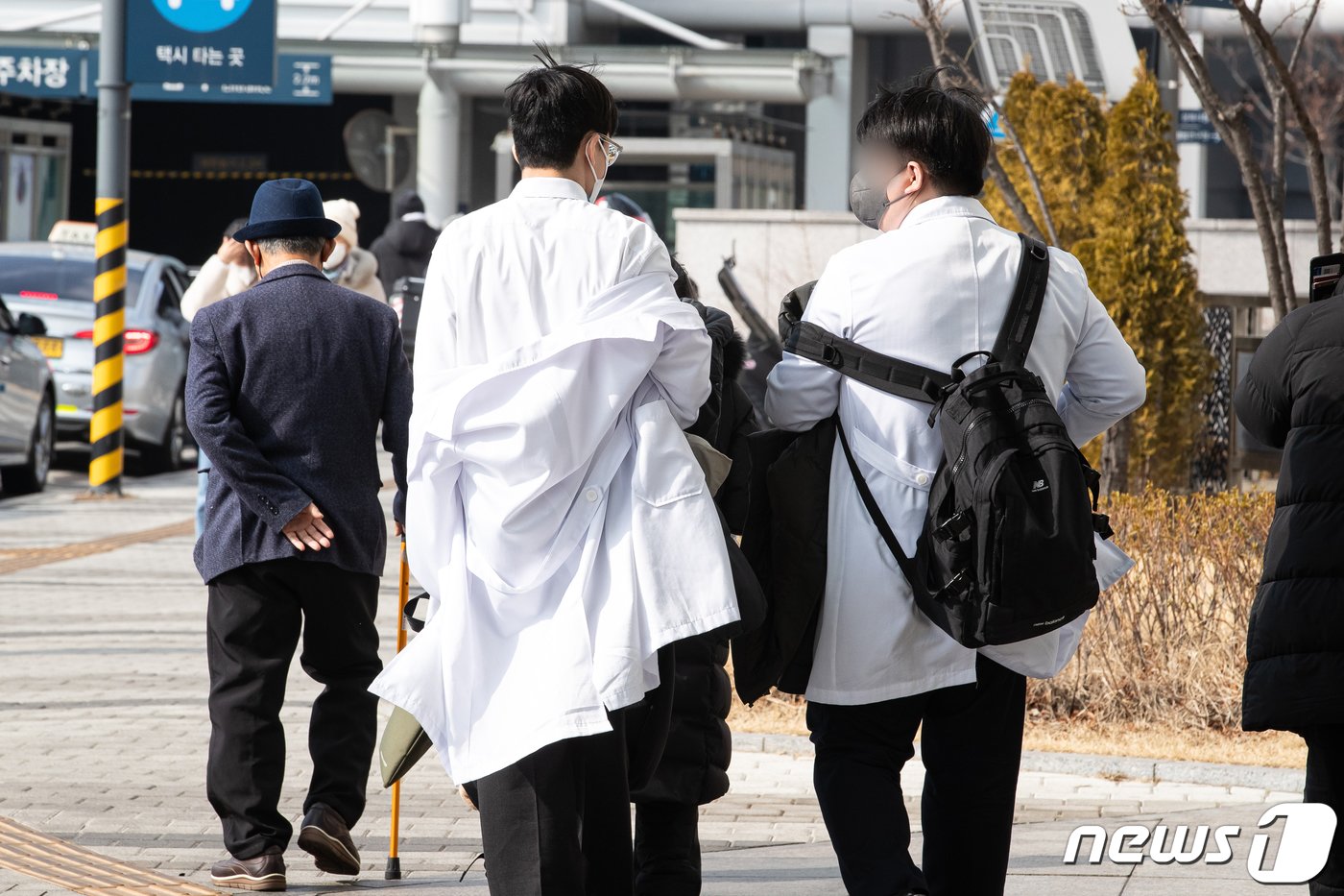 본문 이미지 - 13일 서울의 한 대형 종합병원에서 의료진이 발걸음을 옮기고 있다. 정부의 의대 증원에 반발하고 있는 대한전공의협의회는 전날밤 진행한 온라인 임시대의원총회에서 박단 회장을 제외한 나머지 집행부가 모두 사퇴, 비상대책위원회 체제로 전환하기로 했으며 파업 돌입 여부와 방식 등을 논의 했지만 결론을 내지못한 것으로 알려졌다. 2024.2.13/뉴스1 ⓒ News1 유승관 기자