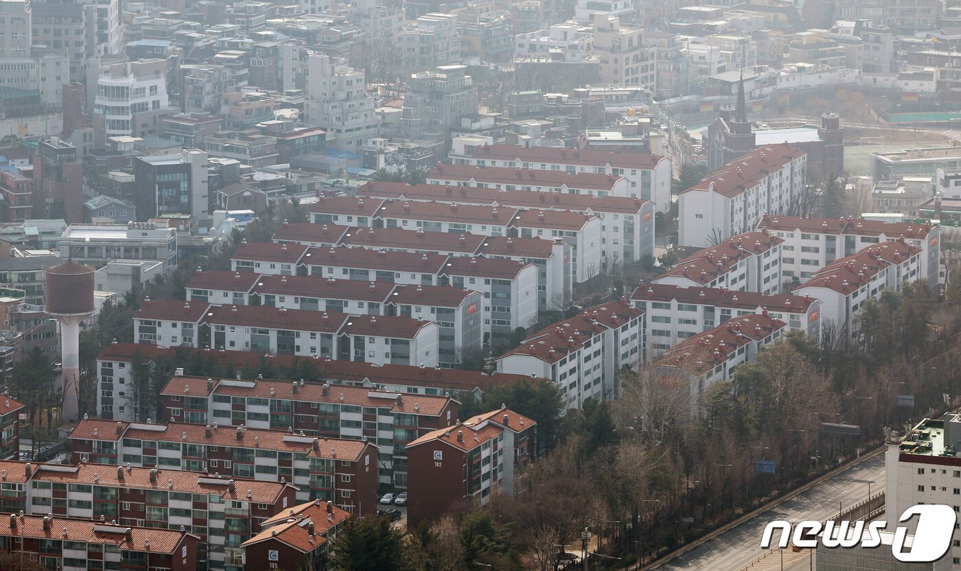 본문 이미지 - . 사진은 이날 오전 서울 용산구 남산타워에서 바라본 아파트 단지. 2024.2.13/뉴스1 ⓒ News1 김민지 기자