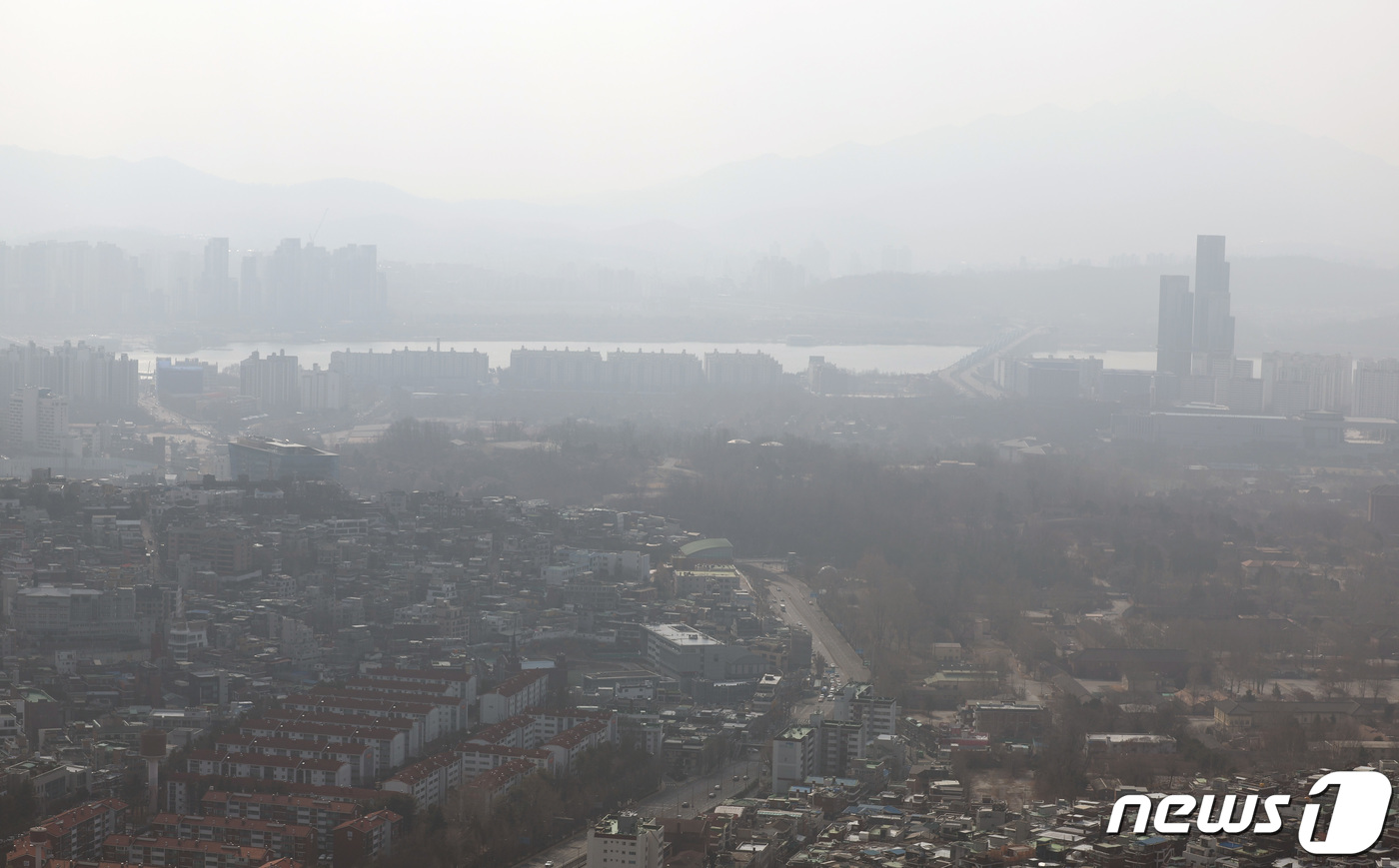 (서울=뉴스1) 김민지 기자 = 초미세먼지 농도가 나쁨 수준을 보인 13일 오전 서울 용산구 남산타워에서 바라본 도심이 뿌옇게 보이고 있다. 2024.2.13/뉴스1