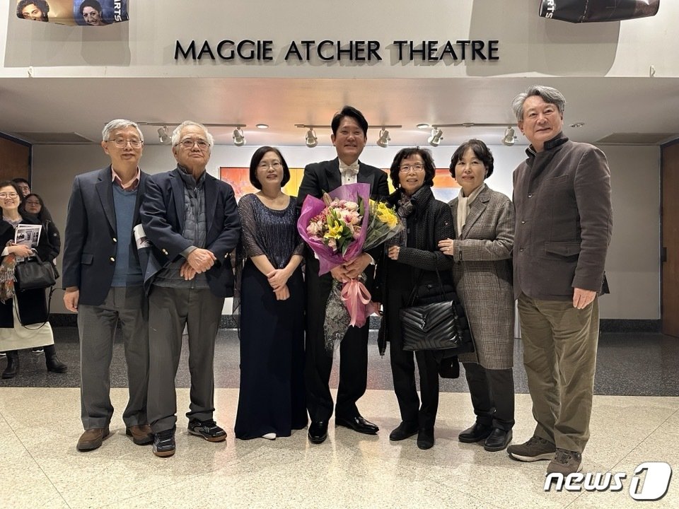 공연 후 기념촬영. 서울대 시카고 동문들과 함께 한 이소정 교수·바리톤 김기봉&#40;사진 왼쪽부터 세 번째, 네 번째&#41;. 맨 오른쪽 서울대시카고지역동창회 회장 조규승ⓒ News1 박영주 통신원