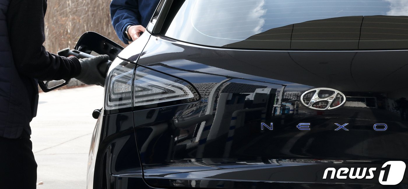 본문 이미지 - 서울 영등포구 여의도 국회 수소충전소에서 충전하는 넥쏘 차량. 2024.2.13/뉴스1 ⓒ News1 김진환 기자