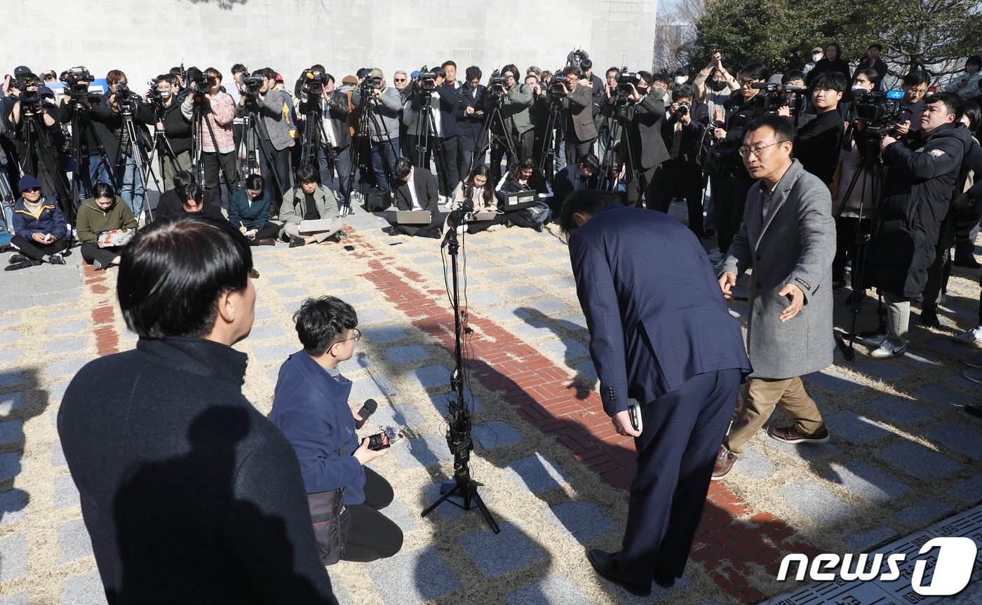 조국 전 법무부 장관이 13일 오후 부산 중구 부산민주공원에서 4·10 총선 출마 여부에 대한 입장을 밝히며 신당 창당 선언을 한 뒤 인사하고 있다. 2024.2.13/뉴스1 ⓒ News1 윤일지 기자