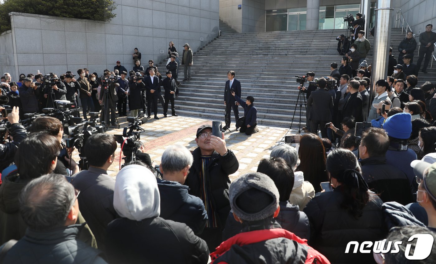 조국 전 법무부 장관이 13일 오후 부산 중구 부산민주공원에서 기자회견을 열고 4·10 총선 출마 여부에 대한 입장을 밝히며 신당 창당 선언을 하고 있다. 2024.2.13/뉴스1 ⓒ News1 윤일지 기자