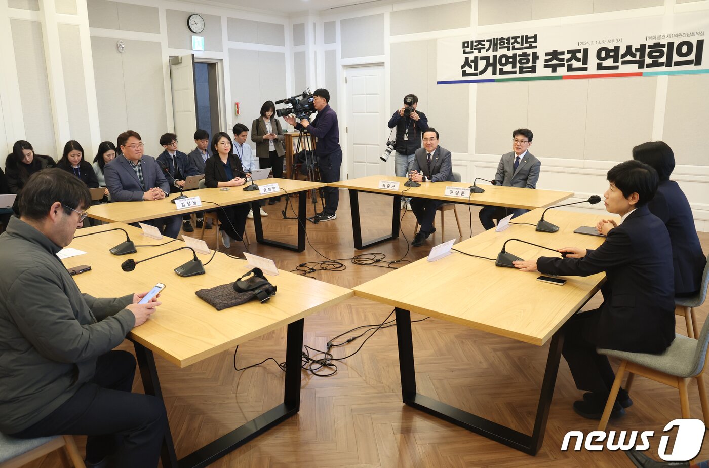 본문 이미지 - 박홍근 더불어민주당 민주연합추진단장과 박석운 연합정치시민회의 공동운영위원장, 용혜인 새진보연합 대표, 윤희숙 진보당 대표 등이 13일 서울 여의도 국회에서 열린 민주개혁진보 선거연합 추진 연석회의에서 대화를 나누고 있다. 2024.2.13/뉴스1 ⓒ News1 송원영 기자