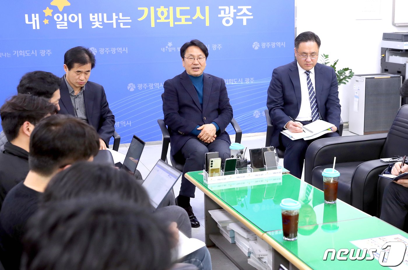 본문 이미지 - 강기정 광주시장이 13일 시청 기자실에서 출입기자들과 차담회를 하고 '클린스만 감독 즉각 해임'을 촉구하고 있다.(광주시 제공)2024.2.13/뉴스1