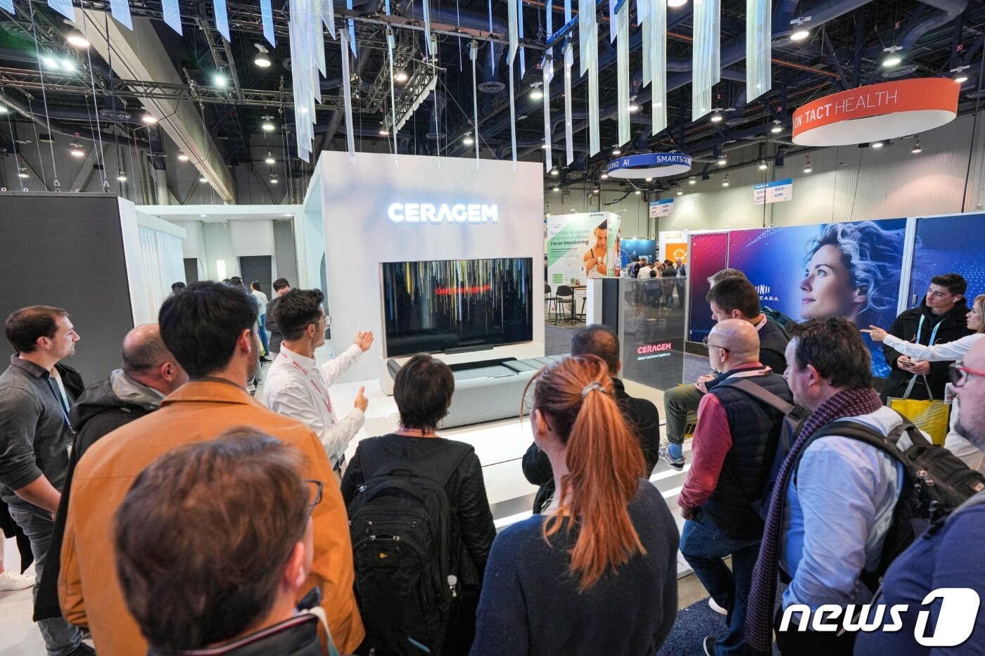 본문 이미지 - 미국 라스베이거스 'CES 2024' 세라젬 발표자가 '마스터 V9'을 소개하고 있다.(세라젬 제공) 