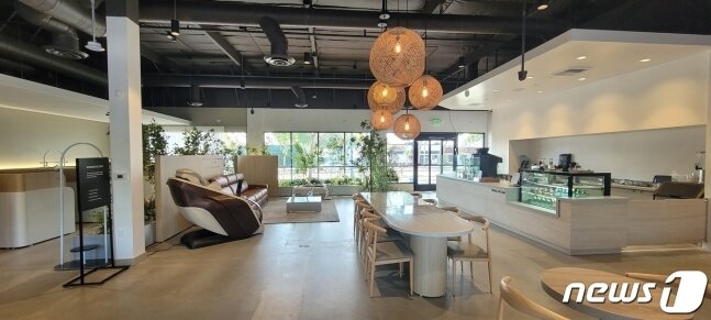 본문 이미지 - LA 웨스트할리우드 '세라젬 웰니스 라운지' 내부(세라젬 제공) 