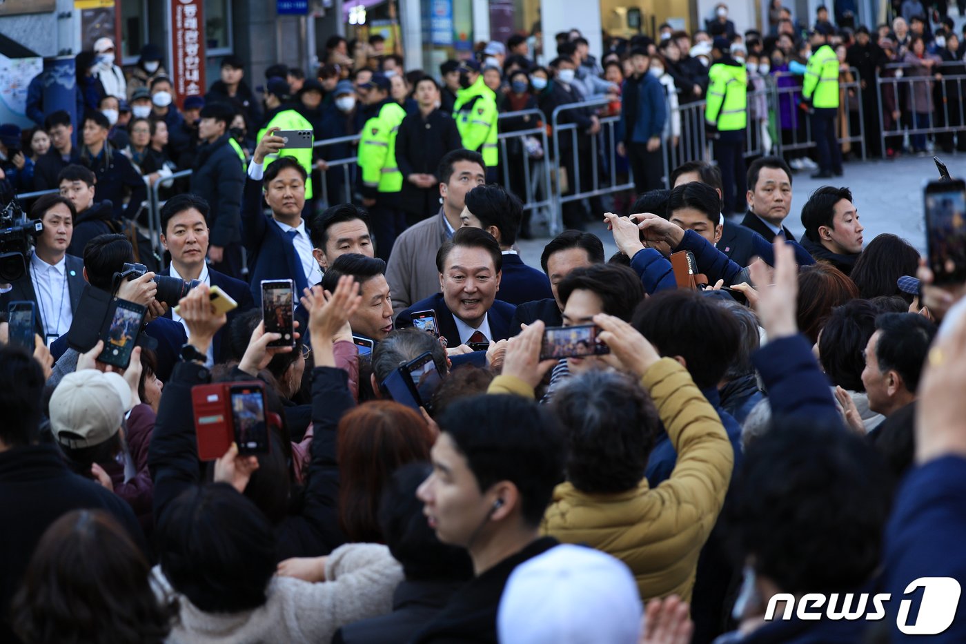 윤석열 대통령이 13일 지난 부산 동래구 동래시장을 방문해 환영 인파와 악수를 나누고 있다. &#40;대통령실 제공&#41; 2024.2.13/뉴스1 ⓒ News1 오대일 기자